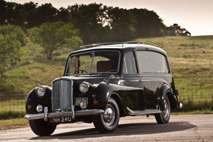 Chiếc xe  limousine Austin Princess đời 1956 này sẽ không có gì đặc biệt, nếu như nó không phải là chiếc xe từng thuộc quyèn sở hữu của nhạc sĩ huyền thoại John Lenon - thủ lĩnh của nhóm tứ quái đình đám, ban nhạc The Beatles.